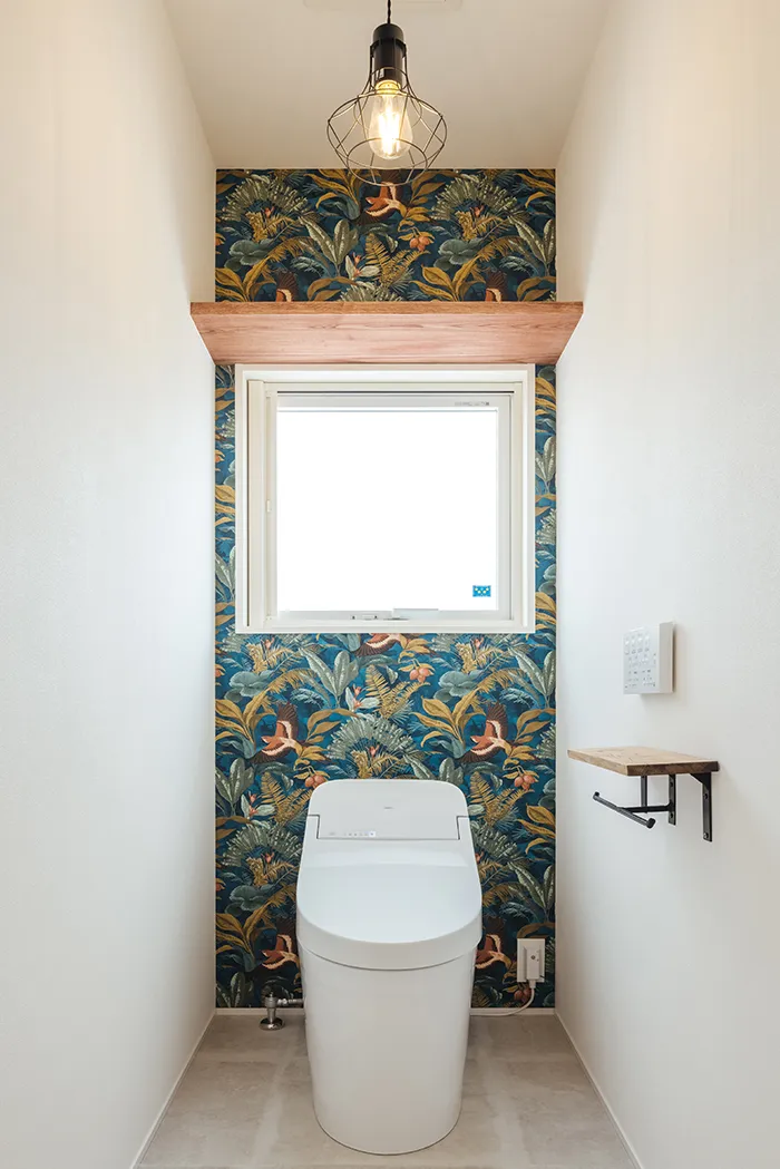 2階のトイレには全く異なったデザインの壁紙で気分も変わる