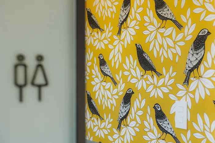 トイレを開けると、鮮やかな一面の黄色い壁紙