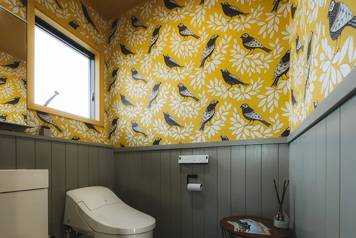 インテリアの自由度を体現したトイレ、モチーフの鳥が印象的