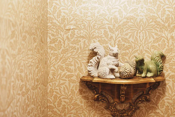棚や手摺も外して綺麗に壁紙DIY。リスのオブジェの背景にモリス壁紙が映える