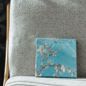 ゴッホの名画「花咲くアーモンドの木の枝」をモチーフにした壁紙サンプルのイメージ。