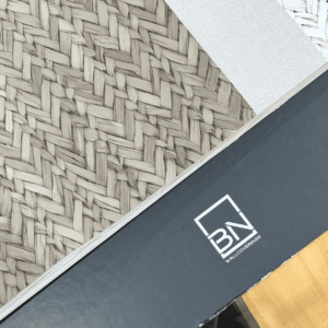 BN WALLCOVERINGSのサンプルブックに収録された、編み込みのような立体感のあるベージュ系壁紙デザインのクローズアップ。