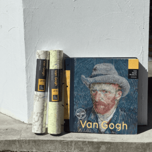 ゴッホの自画像が表紙にデザインされた壁紙サンプルブックと、ゴッホ柄の輸入壁紙ロールが並ぶイメージ。