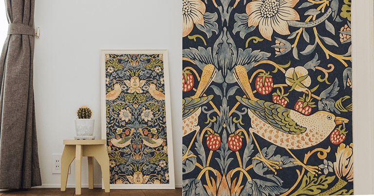 ウィリアム・モリスの鳥と草花の柄が描かれた壁紙を用いたインテリア空間。床に立てかけたパネルと壁面のクローズアップで、ネイビーを基調にイチゴや鳥が繊細に表現されたクラシカルなデザインが印象的なシーン。