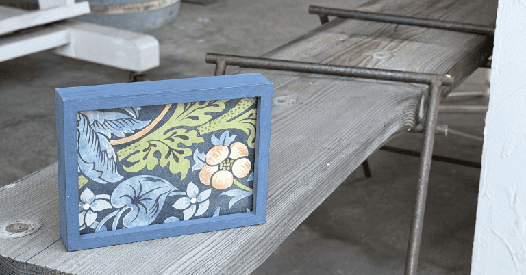 ブルーのフレームにウィリアム・モリス柄の壁紙を入れたフォトフレームのDIYアレンジ例