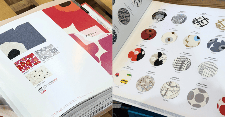 壁紙デザインのカタログブックを開き、複数の柄サンプルやレイアウト例が掲載されている様子