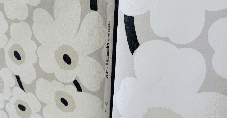 マリメッコのウニッコ柄の壁紙で、国産と輸入の2種類が並べられている様子。シンプルで北欧風の花柄パターンが特徴