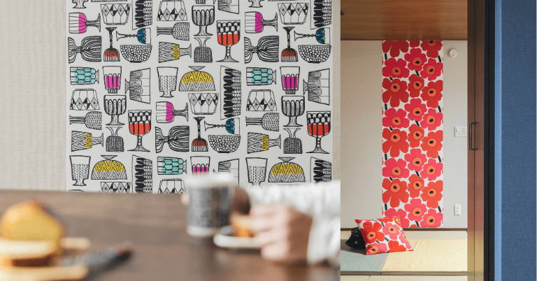 赤いマリメッコの花柄壁紙を使った室内コーディネート。左はクローゼットの内部に大胆な花柄壁紙が貼られ服が掛けられており、右は和室の床の間に同じ花柄壁紙がアクセントとして使われクッションが置かれている