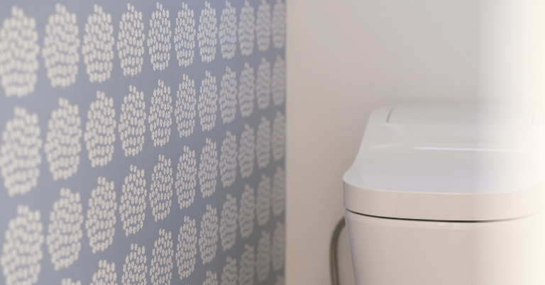 ブルー地に白い小花が並ぶマリメッコのPuketti（プケッティ）柄壁紙をアクセントに使ったトイレ空間